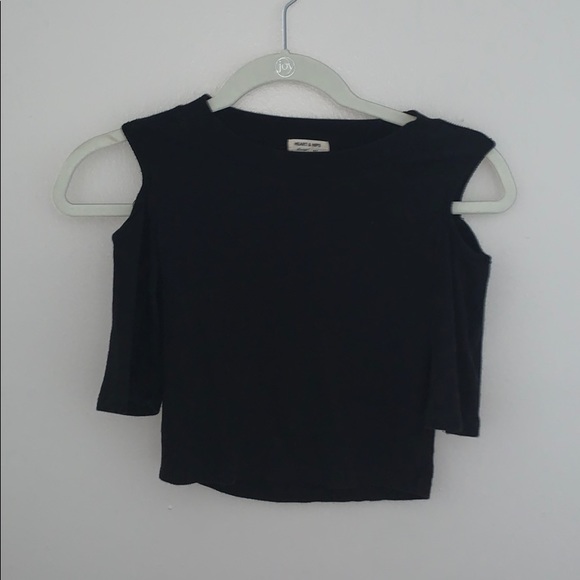 Cut out shoulder crop top